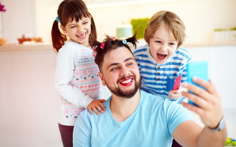 S tatínky si děti užijí spoustu legrace. Zdroj: Olesia Bilkei / Shutterstock, Inc.