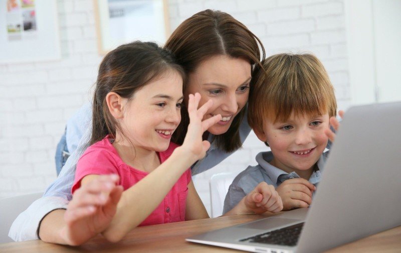 Na internetu tráví hodně času děti i rodiče. Zdroj: goodluz / Shutterstock, Inc.