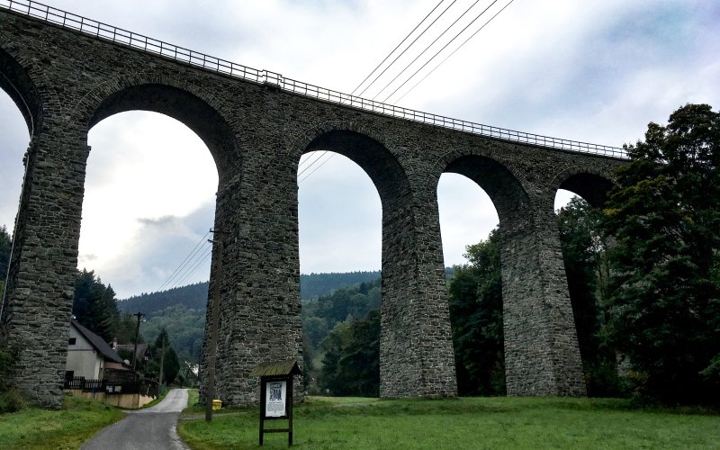Překrásný železniční viadukt v Kryštofově údolí.