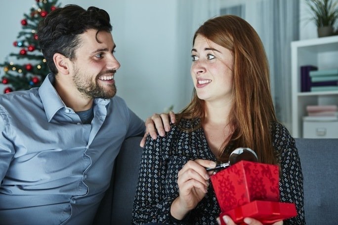Nevhodný dárek můžete vrátit nebo poslat dál. Zdroj: Sebastian Gauert/ Shutterstock, Inc.