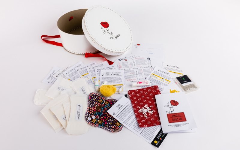 Součástí sady jsou veškeré pomůcky, které se týkají nejen menstruace.