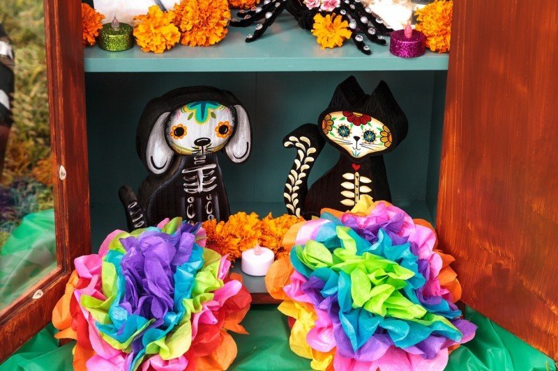 Mexické oslavy Día de los muertos jsou barevné. Zdroj: Profimedia.cz.