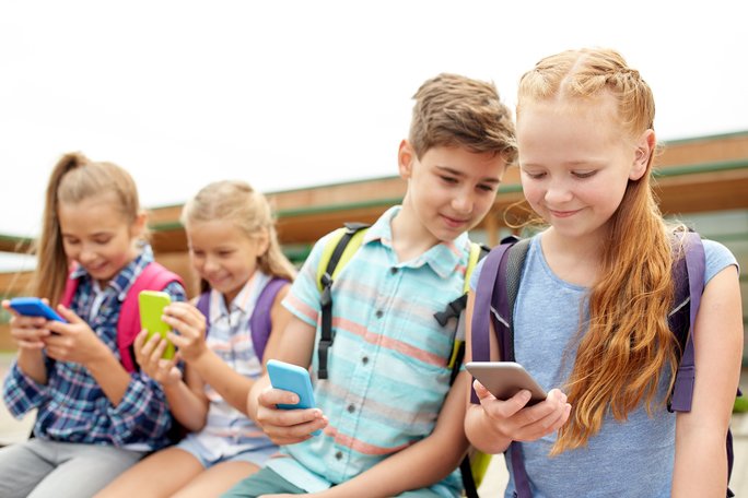 Online jsou dnes už i děti. Zdroj: Syda Productions / Shutterstock, Inc.