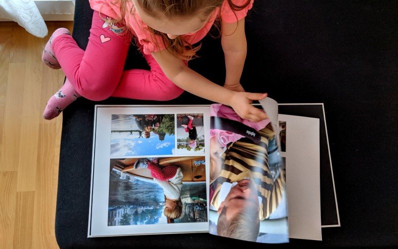 Emily je nadšenou cestovatelkou, ve fotoknize jsou proto její fotky z různým míst.
