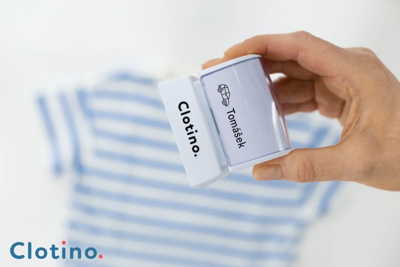 Praktické razítko na míru české značky Clotino. Zdroj: Clotino.