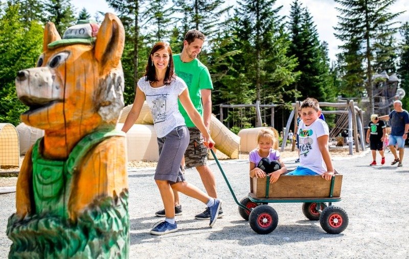 Zkuste veverčí překážkovou dráhu a další atrakce! Zdroj: Království lesa.