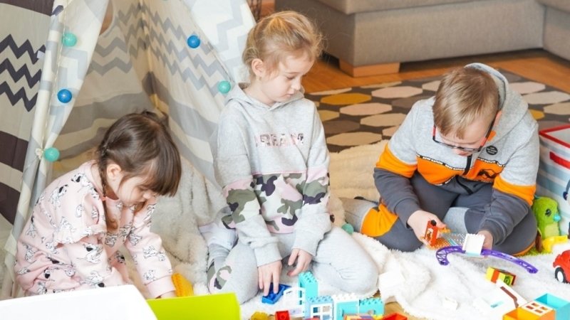Jaro klepe na naše skříně. Oblékněte děti do nové barevné kolekce F&F