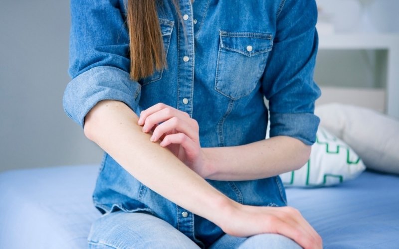 Svědění pokožky může způsobit i nedostatečné máchání prádla, míní dermatologové