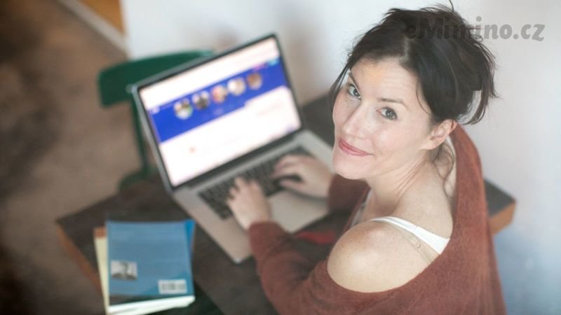 Najděte podporu online a přečtěte si zkušenosti žen, které prošly něčím podobným. Zdroj: Canva