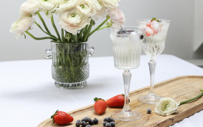 Skleničky prosecca doplňte ledem a ovocem.