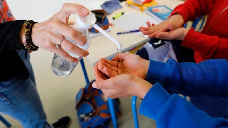 Rozhodnuto: Děti se vrátí do lavic, ale za velmi nestandardních podmínek