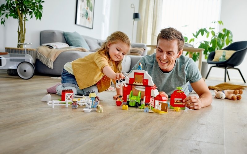 Ve stavebnici LEGO<sup>®</sup> DUPLO<sup>®</sup> čekají stovky příběhů. Objevte je společně!