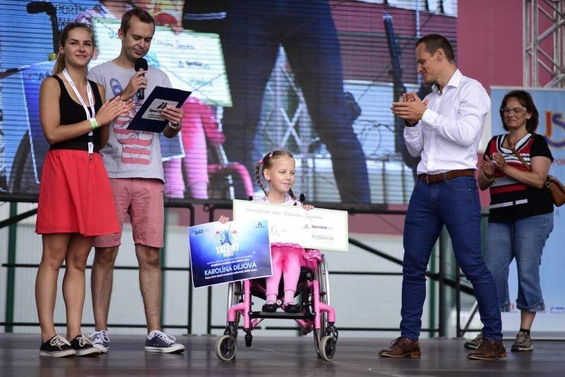 Karolínka je i přes svůj hendikap neuvěřitelně aktivní. Zdroj: Daniela Seidlová.