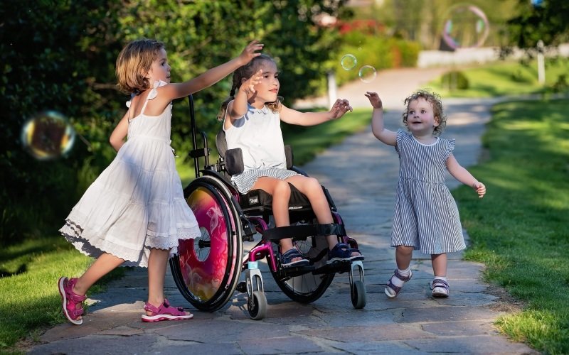 Díky intenzivním terapiím dělá Emička velké pokroky, říká maminka holčičky s obrnou