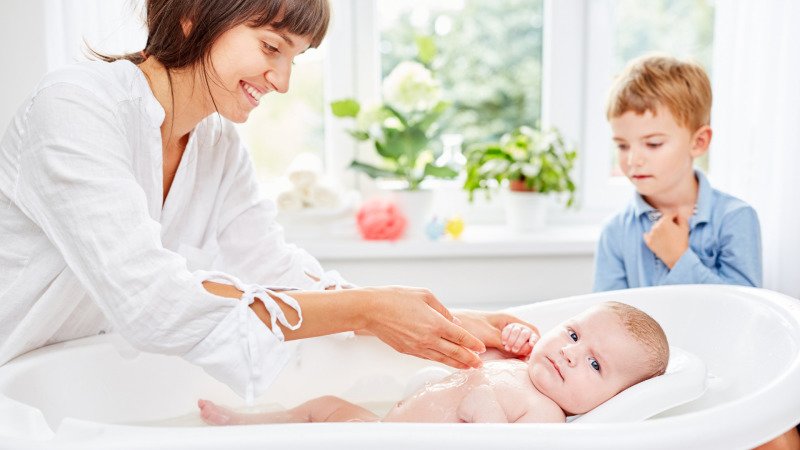 Koupel je pro batole zábava i příslib brzkého spánku. Zdroj: Canva