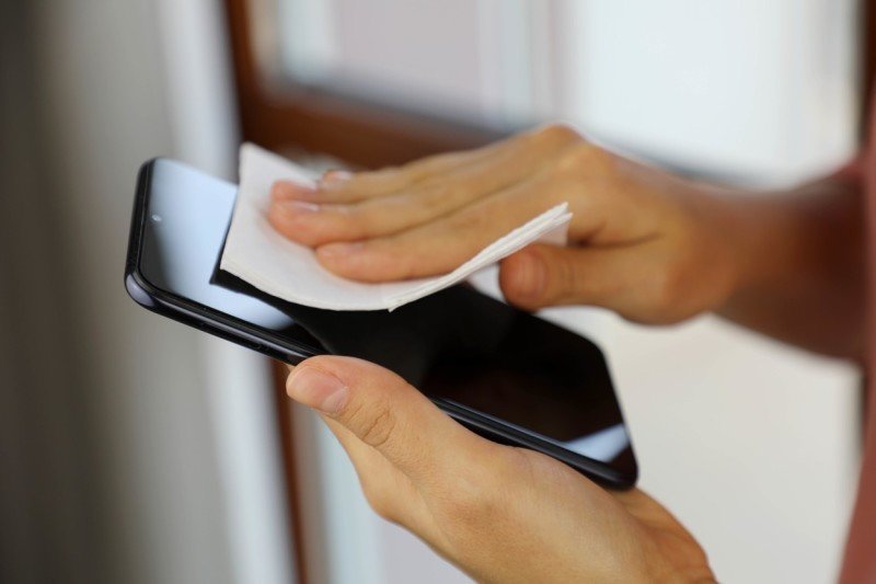Na mobilu se drží spousta bakterií i virů. Zdroj: Profimedia.cz.