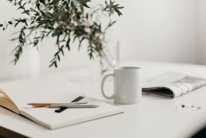 Home office - dostatek papírů a kávy. Zdroj: www.pexel.com