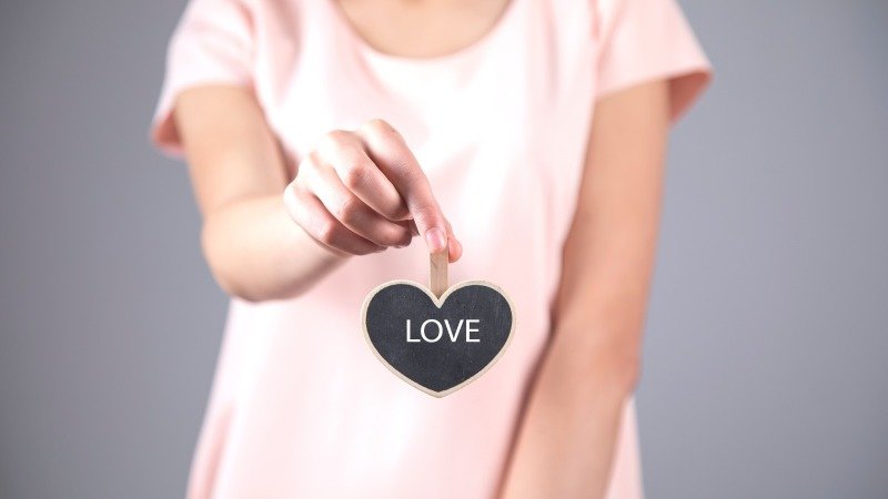 Tinder, eDarling, Badoo – online seznamky, které zná skoro každý. Zdroj: Canva Pro