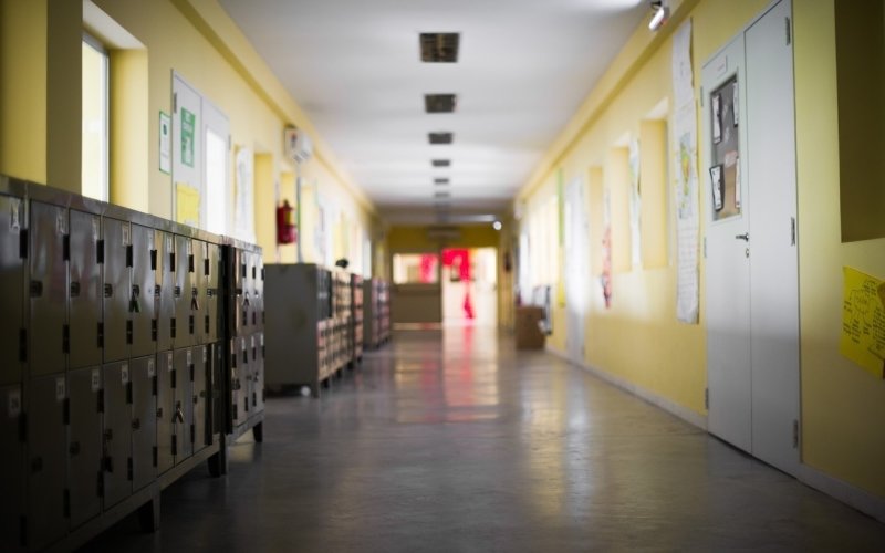 Vláda rozhodla: Od středy budou kvůli koronaviru zavřené školy