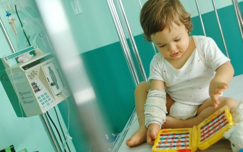 Nemocnice nechtějí pouštět rodiče k hospitalizovaným dětem