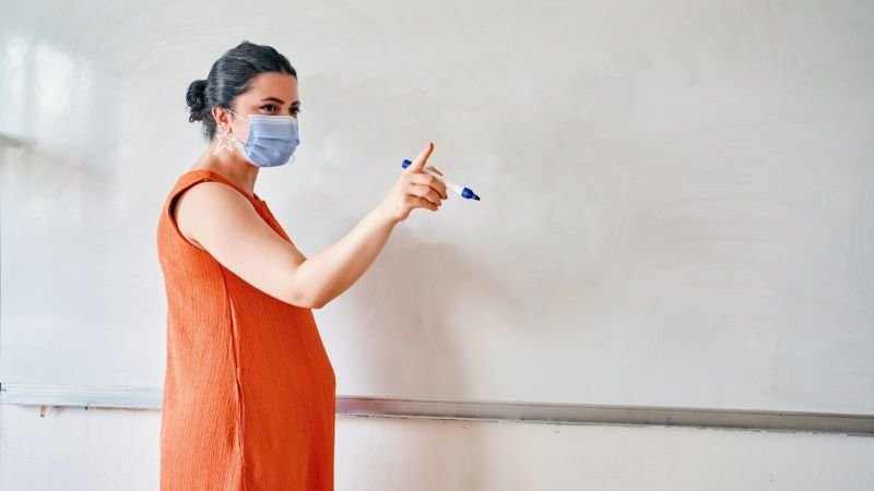 Pokud pracujete na exponovaných místech, vážnější může být prodělání nemoci. Zdroj: Canva