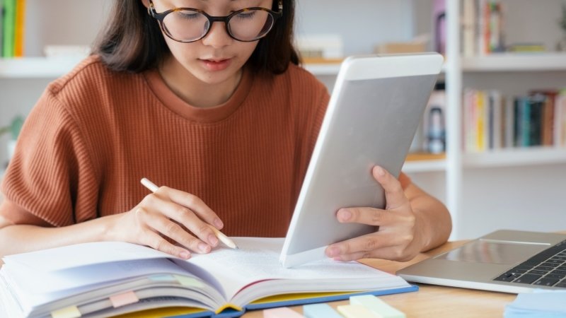 Výuka probíhá online a to česky i anglicky. Zdroj: Ingimage