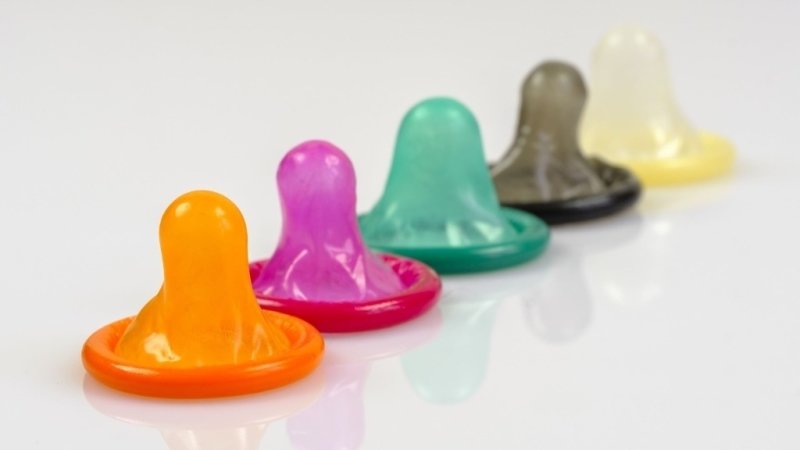Nezapomínejte, že nejlepší prevencí proti přenosu pohlavních chorob je používání kondomu. Zdroj: Česká společnost AIDS pomoc