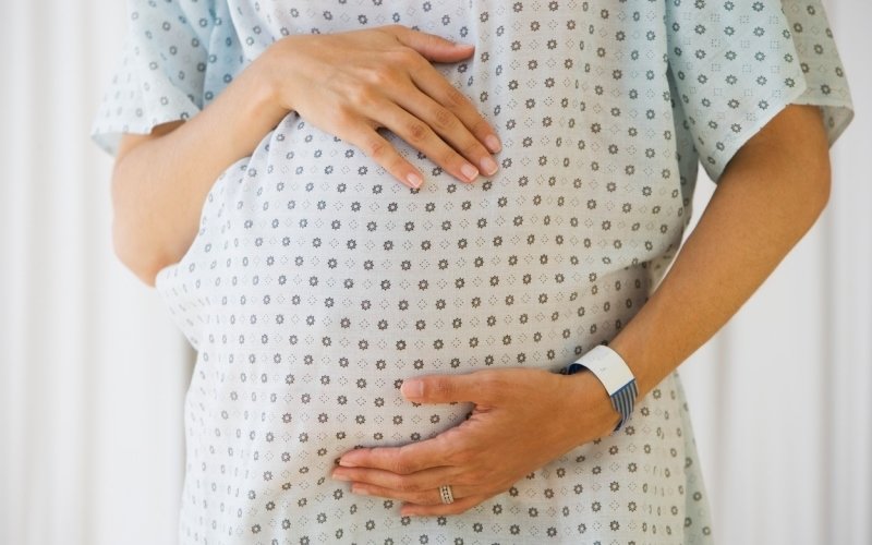 Tatínci můžou k porodům. Porodnice ale musí zajistit specifické podmínky